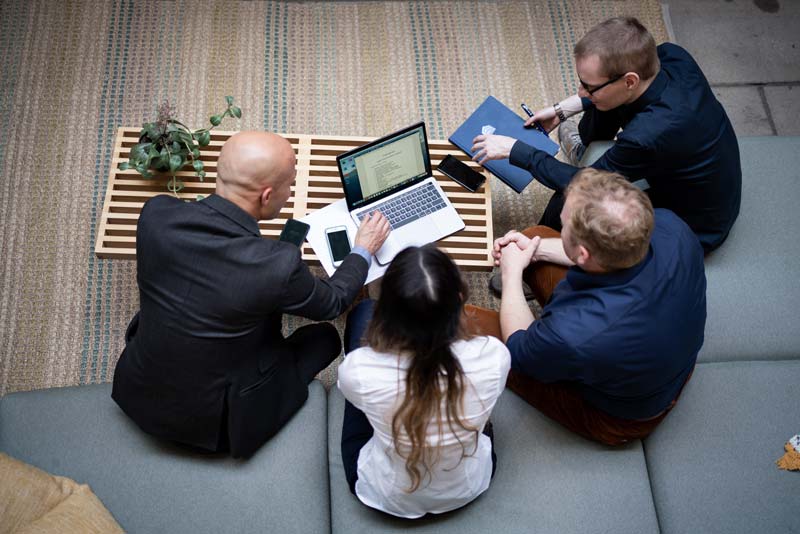 Kundenmeeting der Webagentur Freiburg im Büroaussenbereich