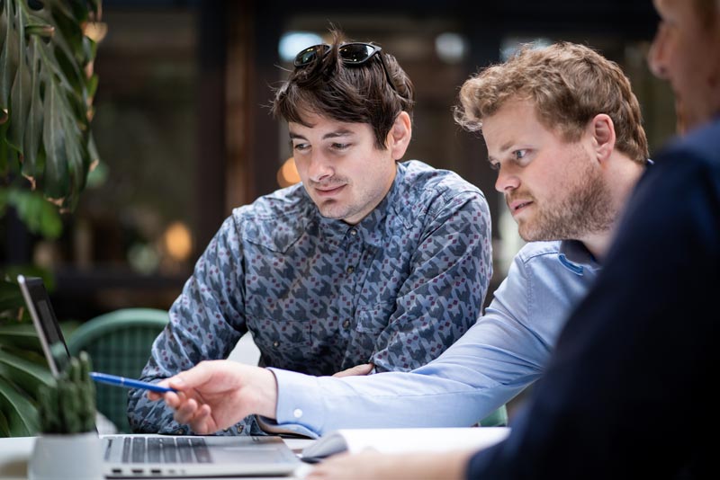 Mitarbeiter der Webagentur Freiburg bei der Webanalyse